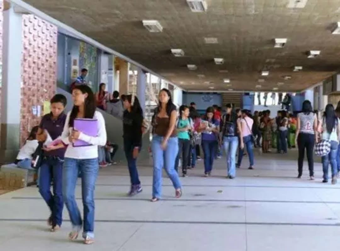 Gobierno ajustó monto de becas universitarias: estudiantes recibirán 40 dólares y preparadores 60 dólares
