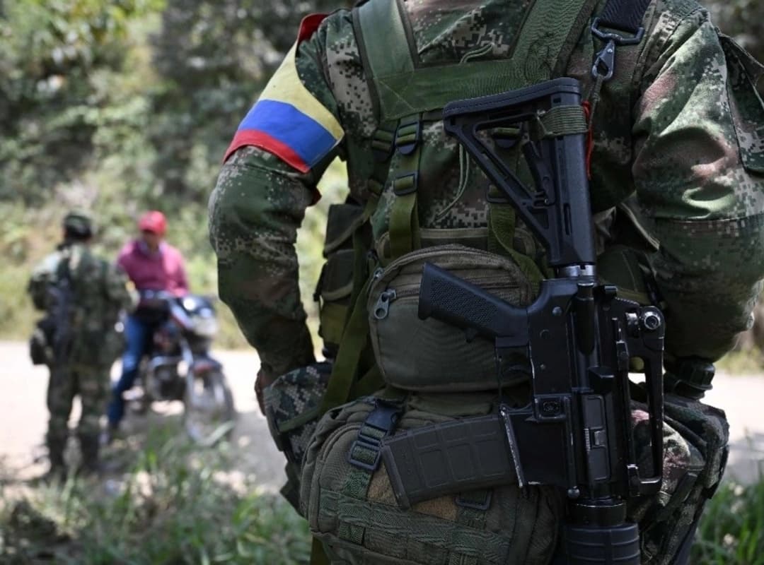 Juez prohíbe a Petro bombardeos en frontera con Venezuela para proteger a menores