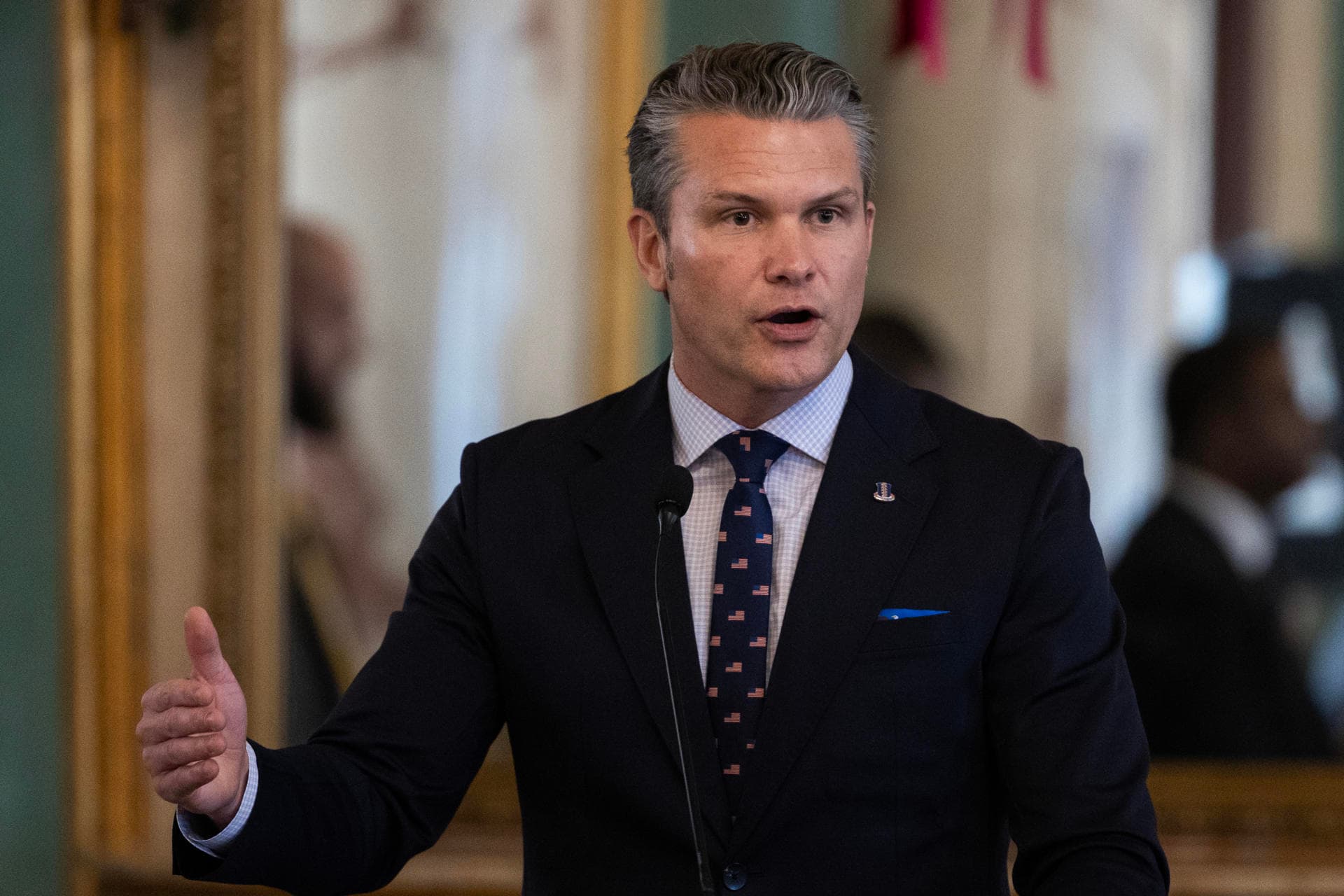 Massie Acusa a Hegseth por Su Papel en Irán y la Captura de Maduro