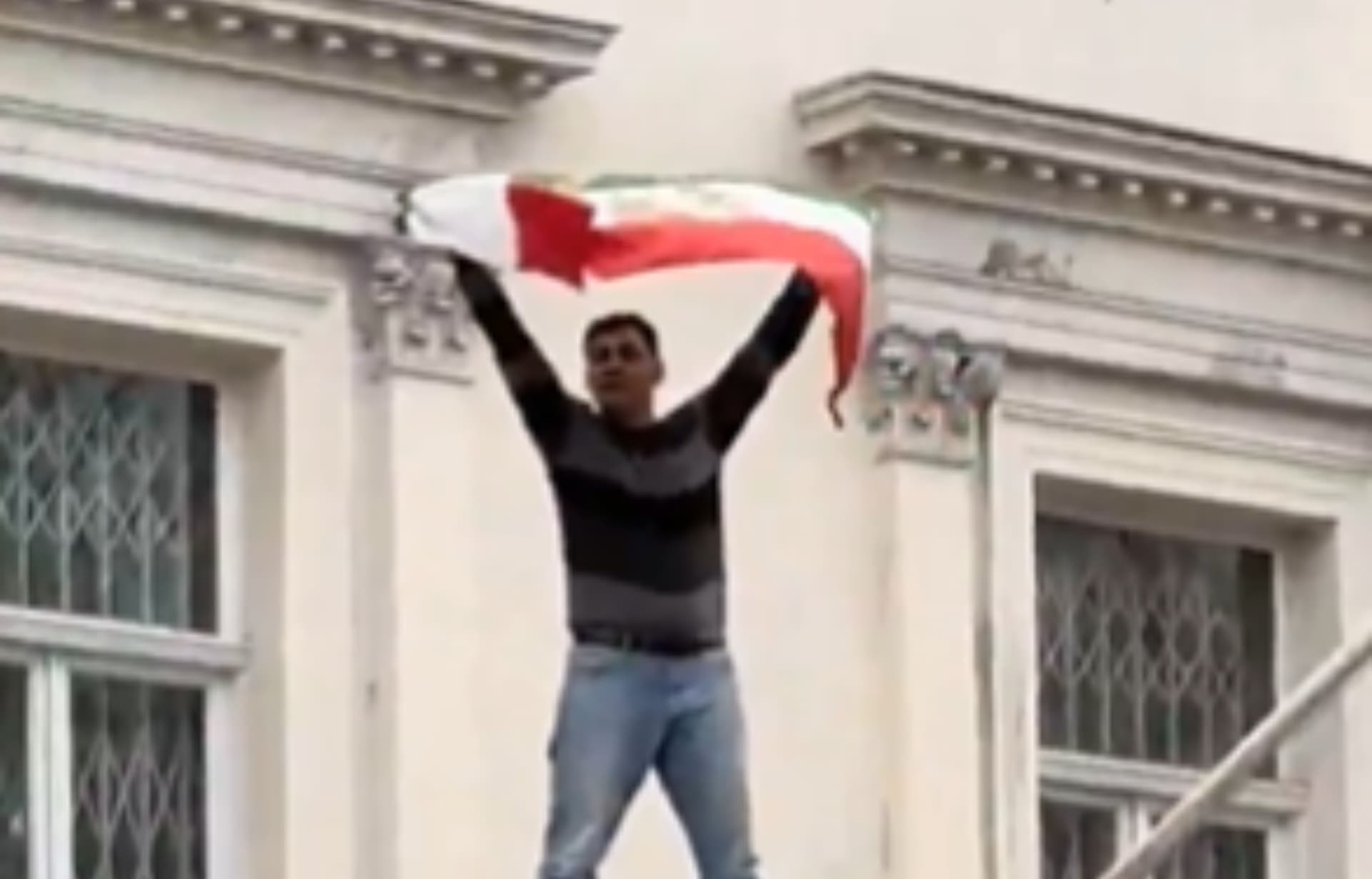 Un manifestante reemplazó la bandera de la República Islámica de Irán en la embajada de este país en Londres