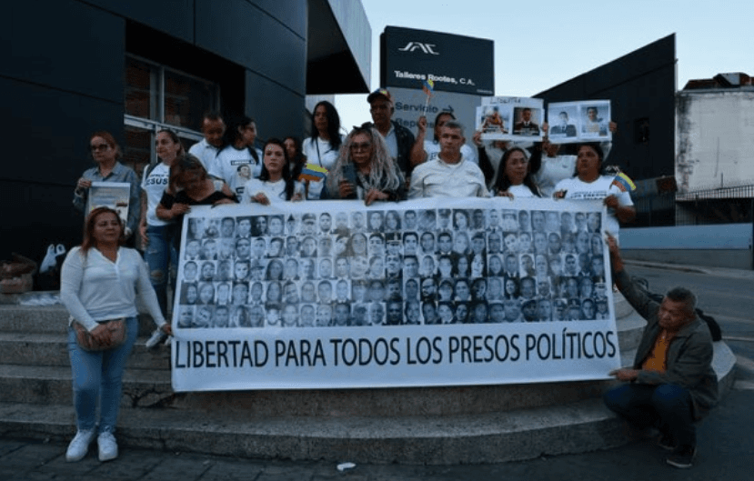 Familiares de presos políticos mantienen vigilia en El Helicoide para exigir libertad inmediata
