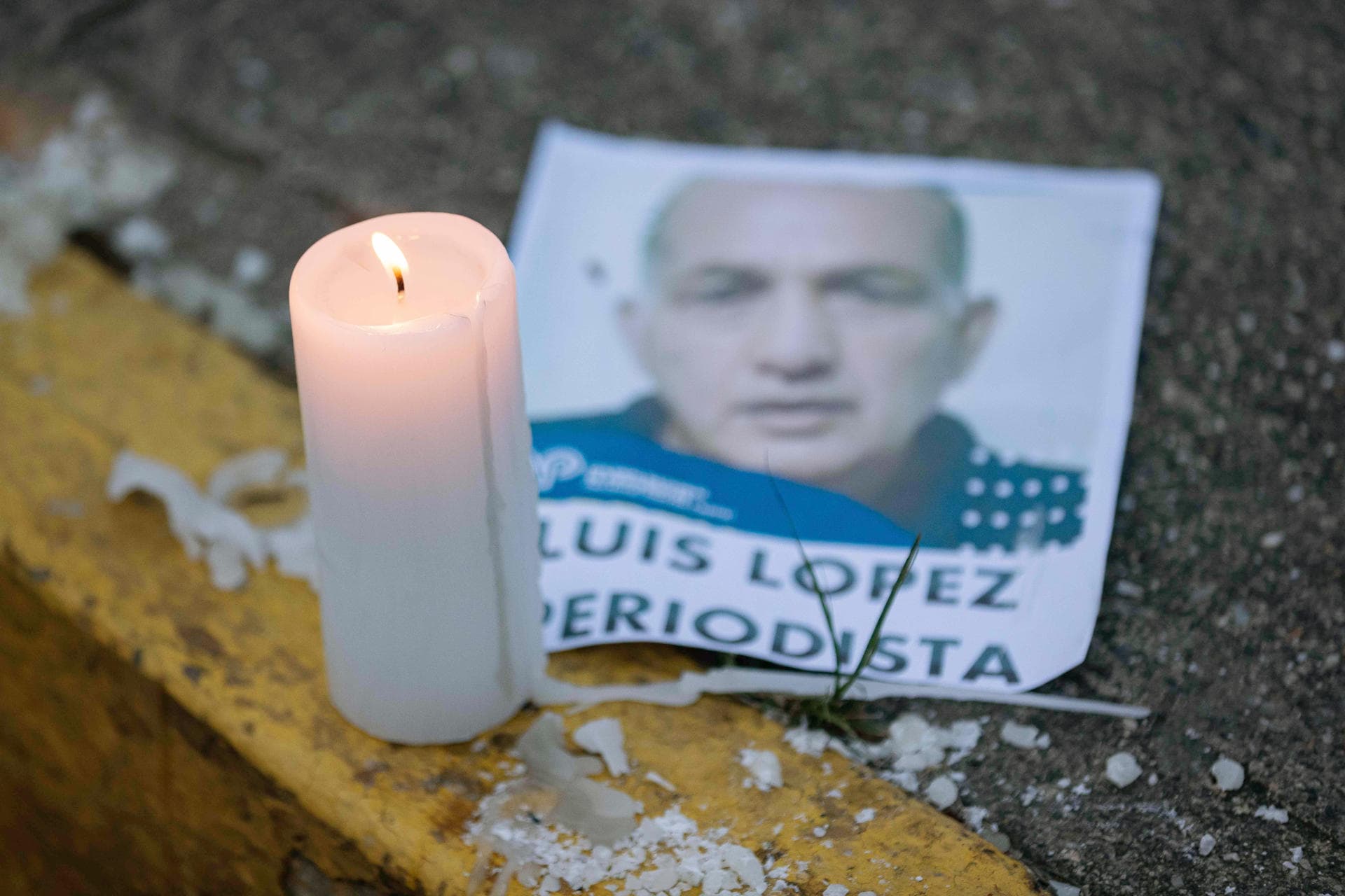 Comida, baños, traslados, los otros costos de esperar las excarcelaciones en Venezuela