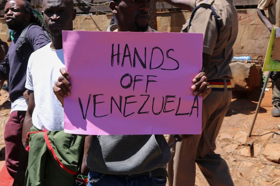 Policía de Kenia reprime protesta pro Maduro frente a embajada de EE UU