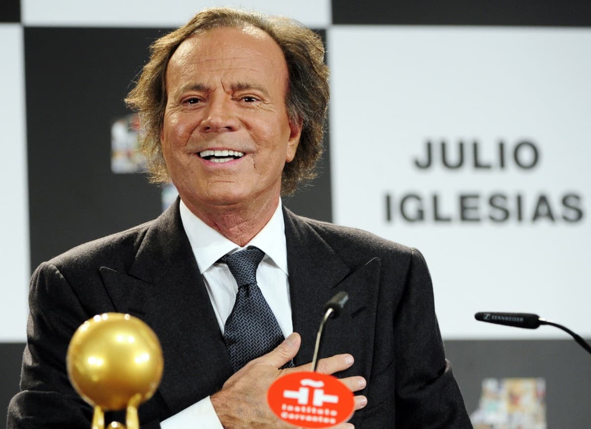 La imagen de “latin lover” de Julio Iglesias empañada por acusaciones de agresión sexual