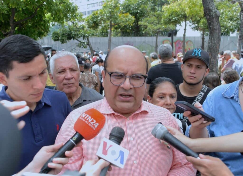 Excarcelan al periodista Roland Carreño tras más de un año detenido en medio de denuncias de aislamiento