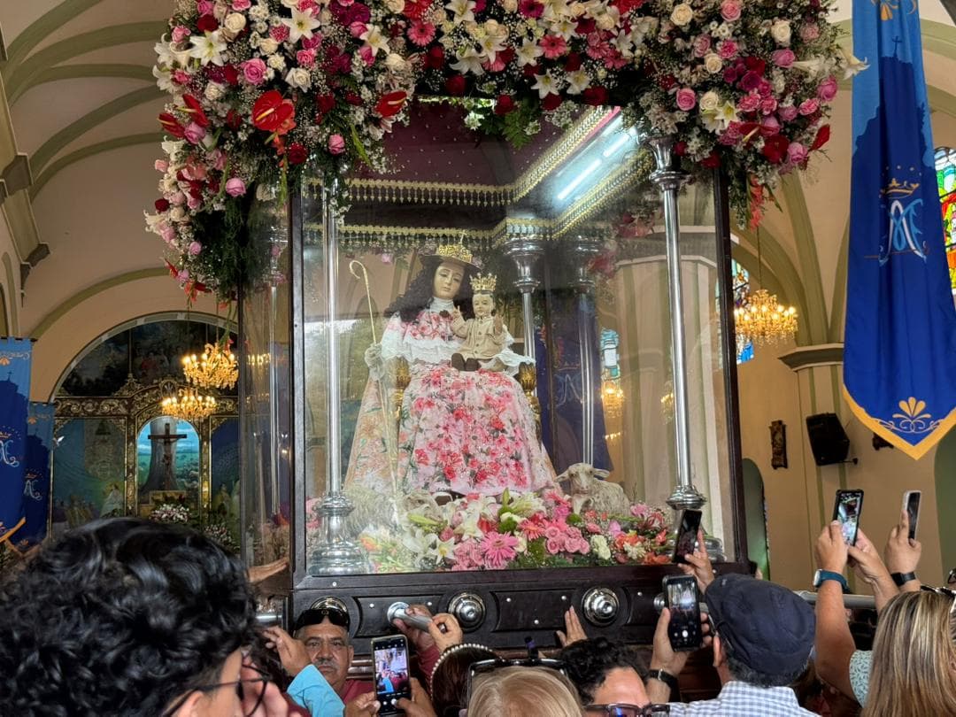 Bancamiga entrega 3.000 tarjetas de la Divina Pastora