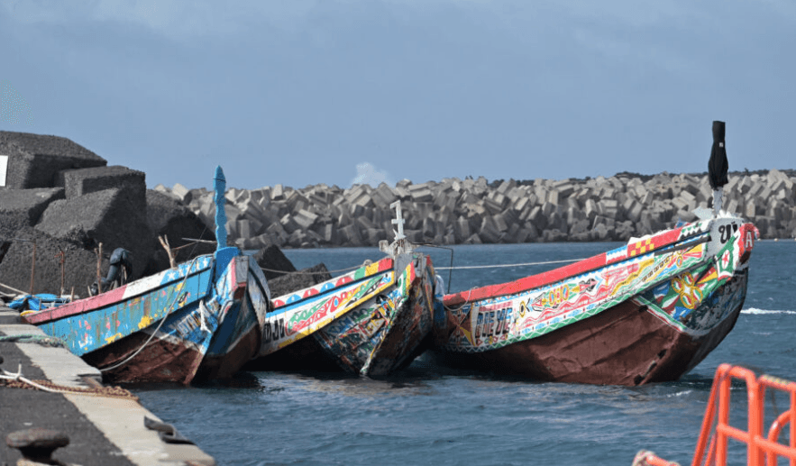 Dos personas muertas entre las 108 rescatadas en una barcaza que intentaba llegar a España