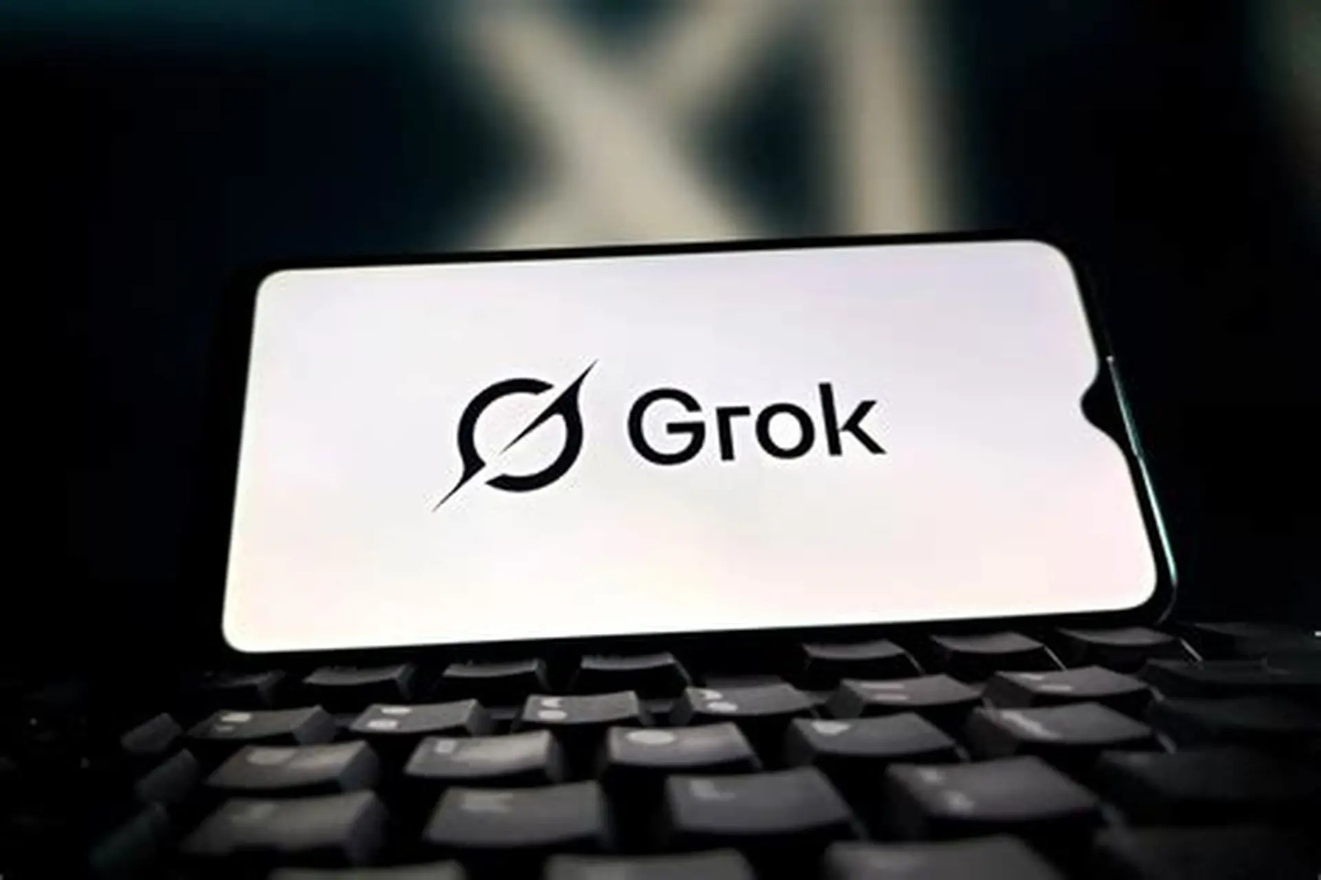 X prohíbe a Grok generar imágenes sexualizadas por presión global