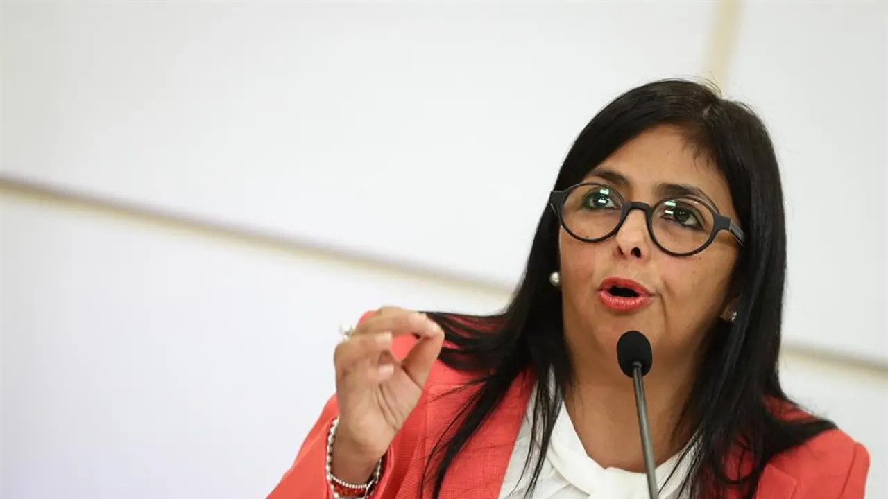 Delcy Rodríguez no va a EE UU porque no tiene pasaporte, bromea su hermano