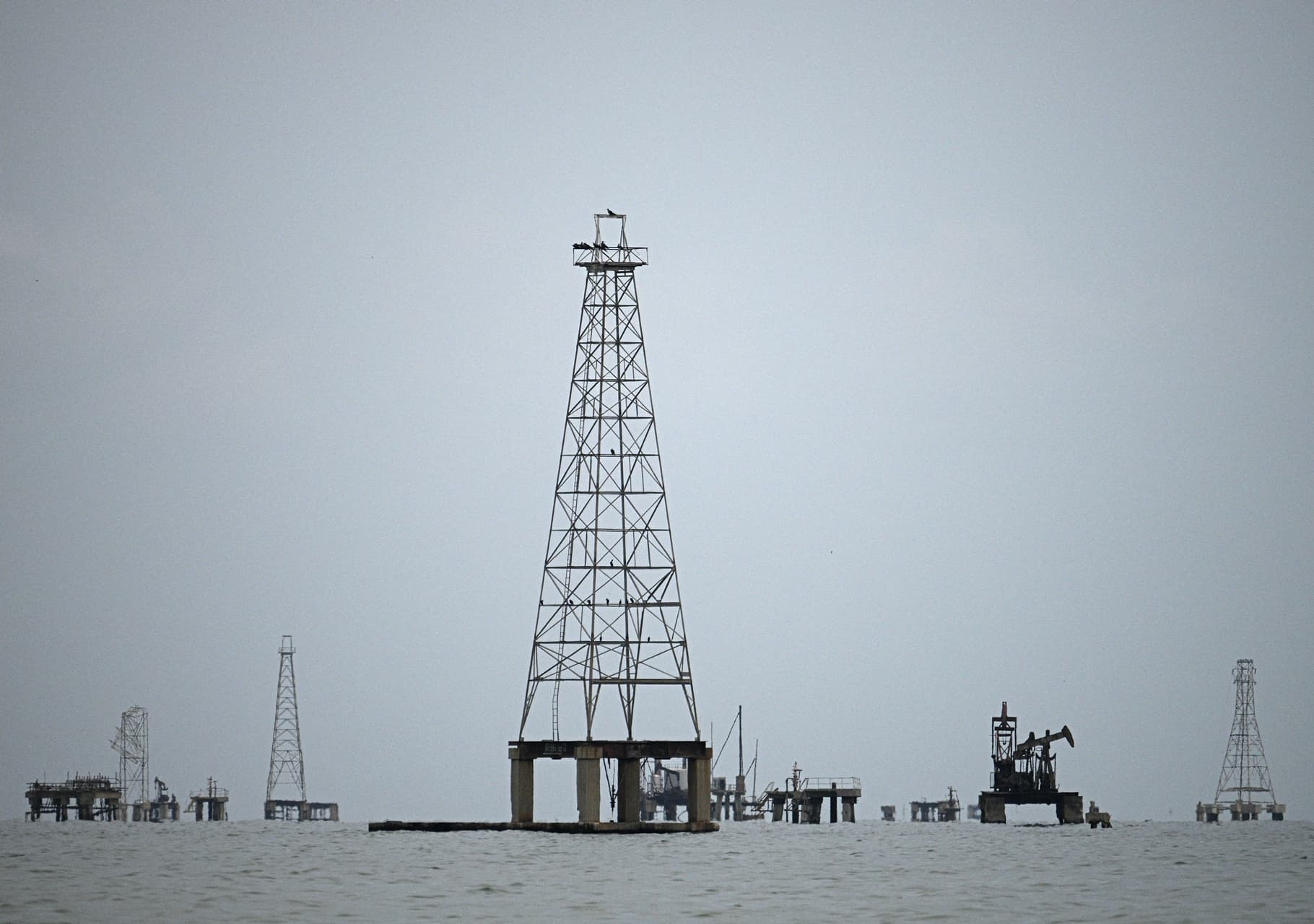 Trump evalúa usar contratistas militares privados para proteger activos petroleros en Venezuela