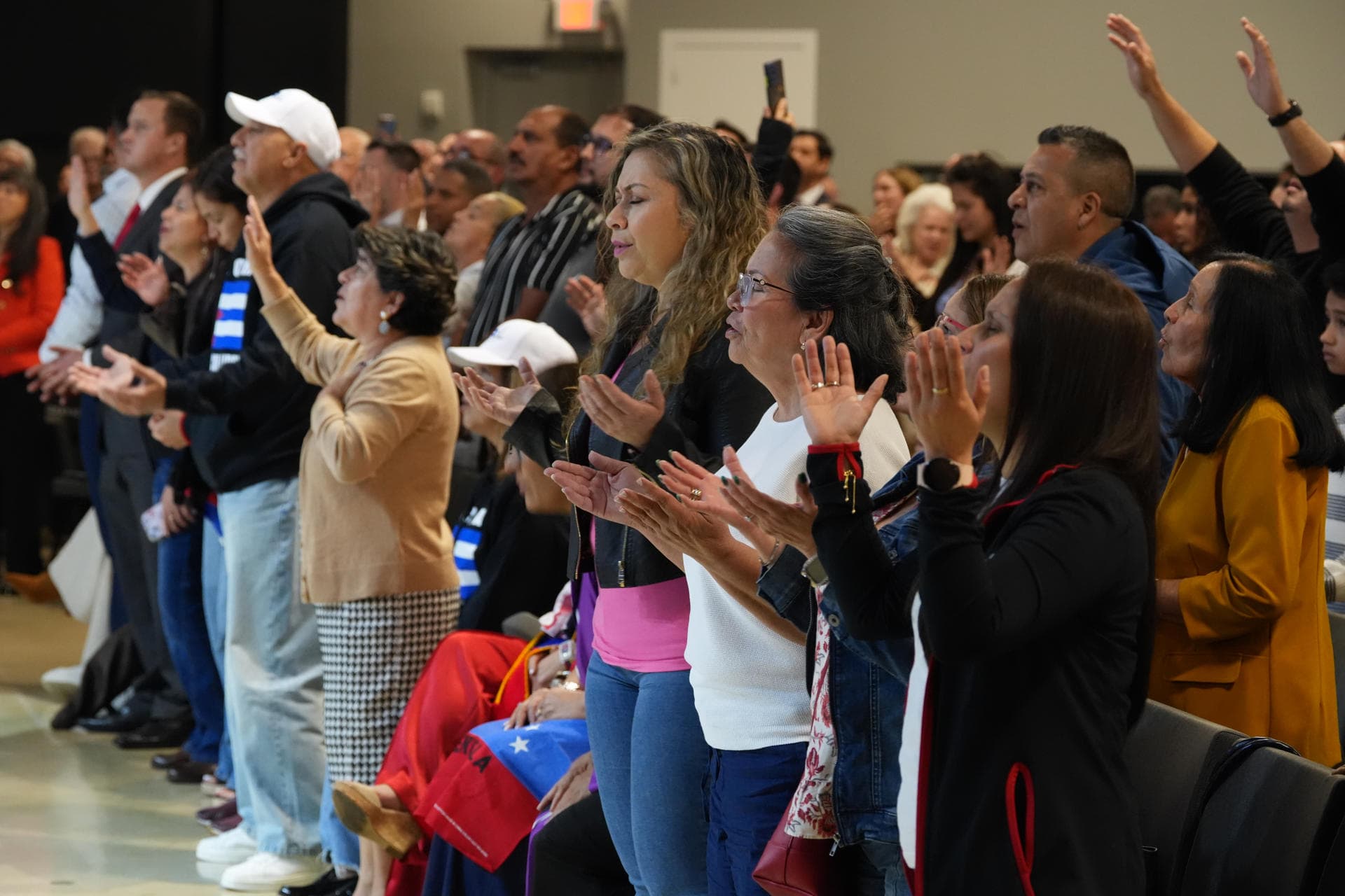 Venezolanos y cubanos en Miami: Una oración por la libertad