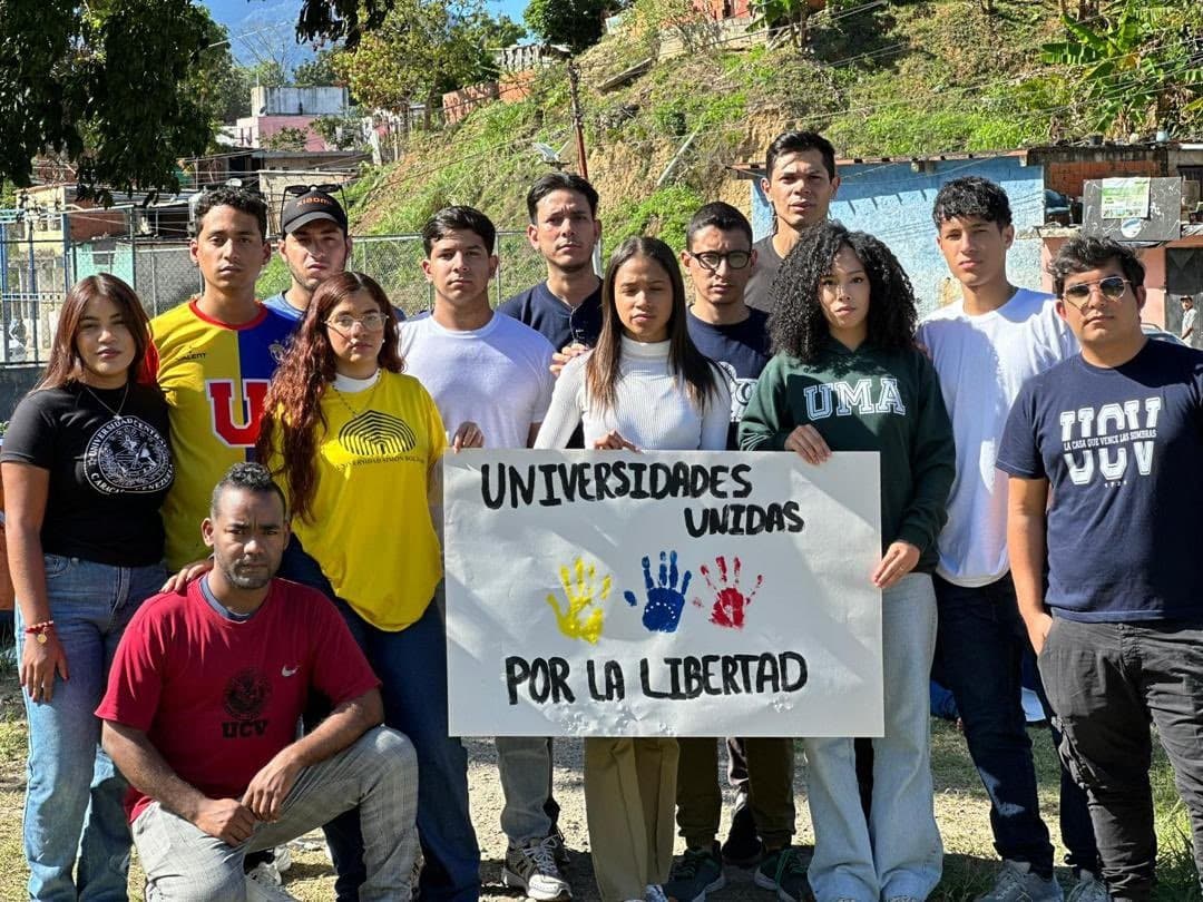 Universitarios de Venezuela llevan ayuda y demandan liberación de presos políticos en El Rodeo I