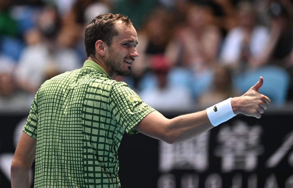 Medvedev Regresa a la Victoria Tras 370 Días de Ausencia