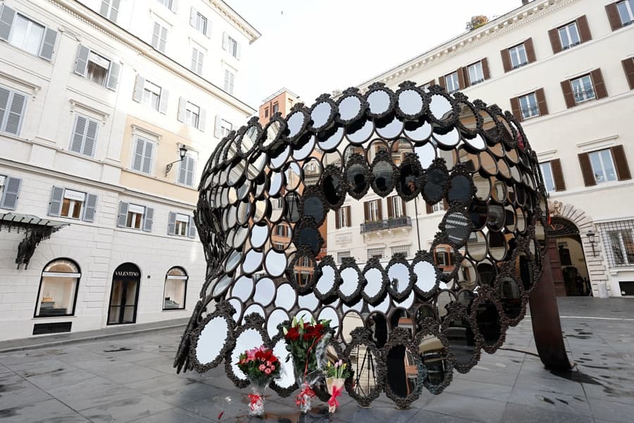 El Último Adiós a Valentino: Capilla Ardiente en Plaza Mignanelli