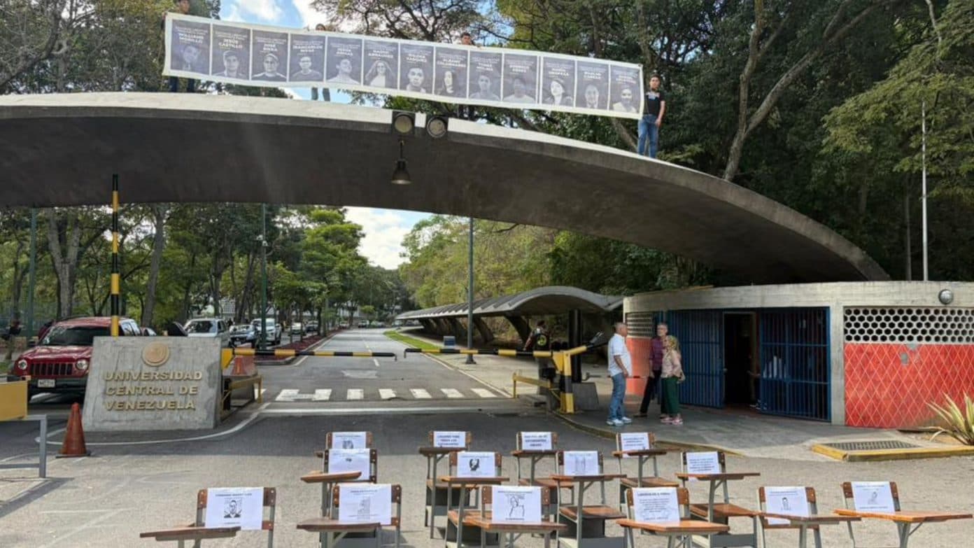 Estudiantes de la UCV defienden pancarta de presos políticos ante la PNB