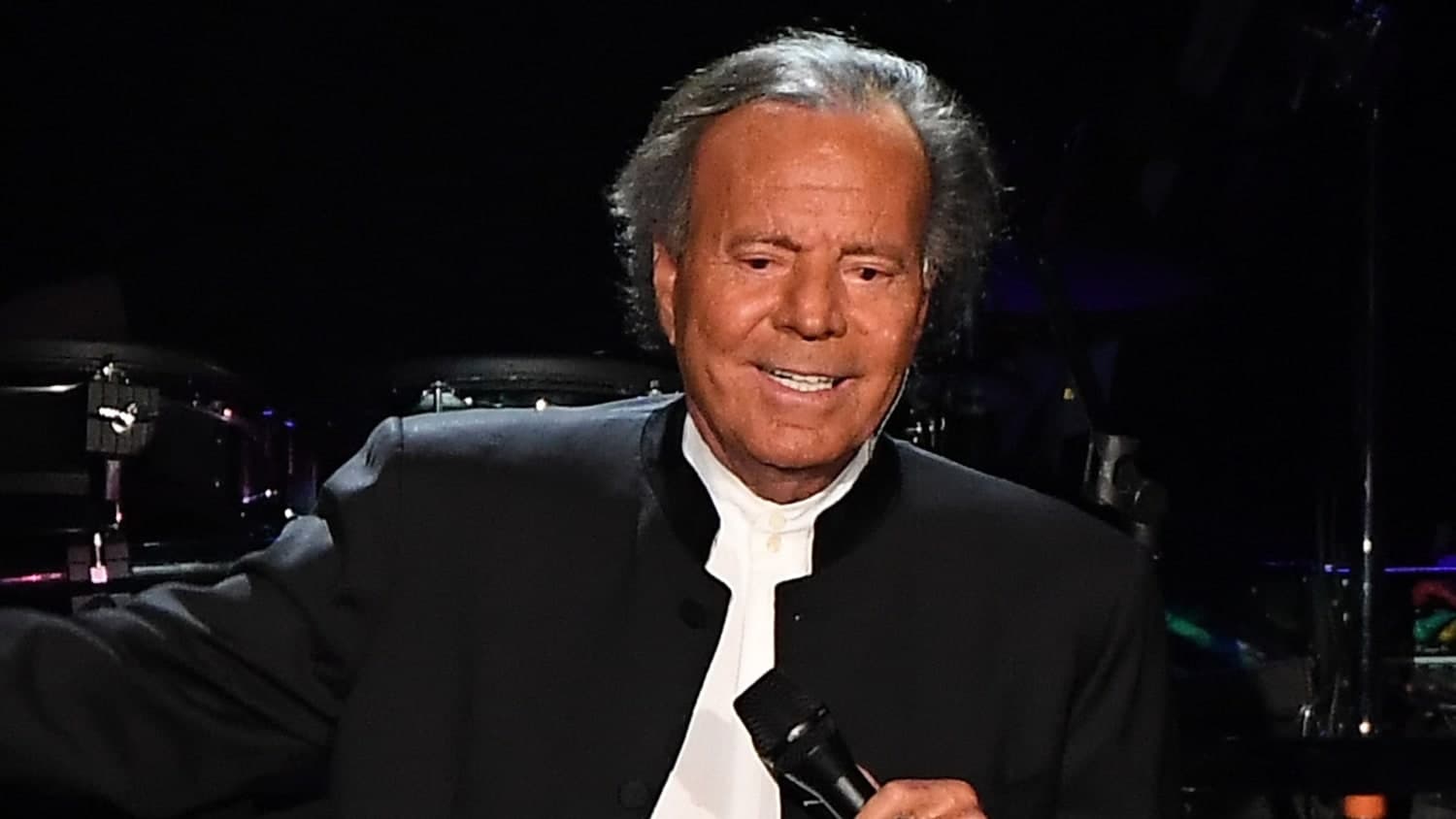 Julio Iglesias publica mensajes de exempleadas ante denuncias en su contra
