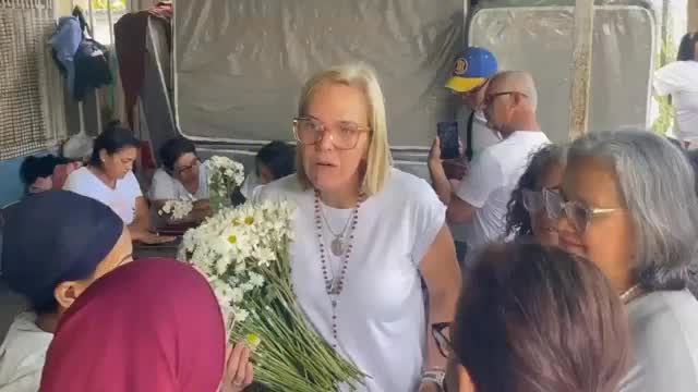 Mariana González Brinda Esperanza a Familias de Presos Políticos con Margaritas