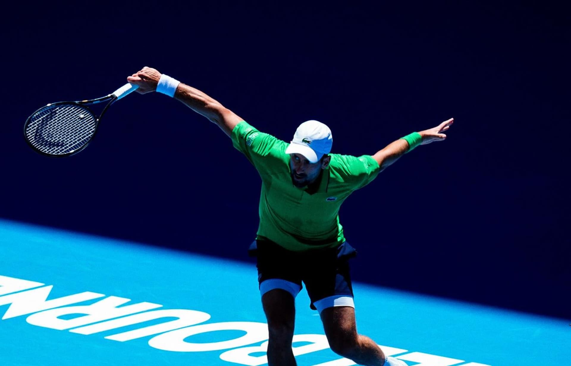 Djokovic Avanza a Cuartos de Final en Melbourne Tras Retiro de Mensik