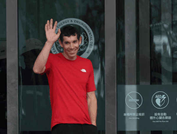 Alex Honnold conquista el Taipei 101: Escalada sin cuerdas histórica