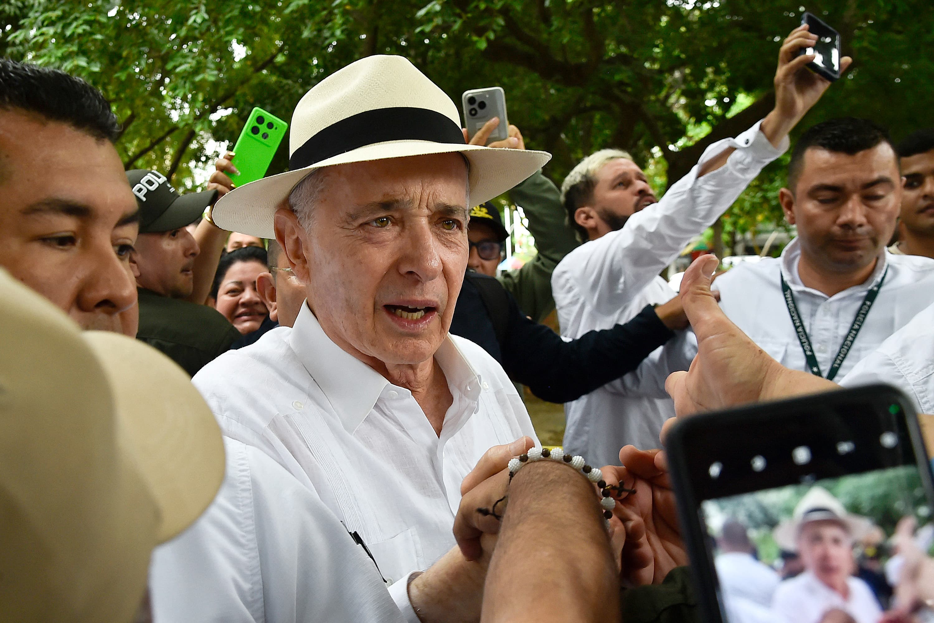 Crisis en el partido de Uribe: renuncias sacuden la política colombiana