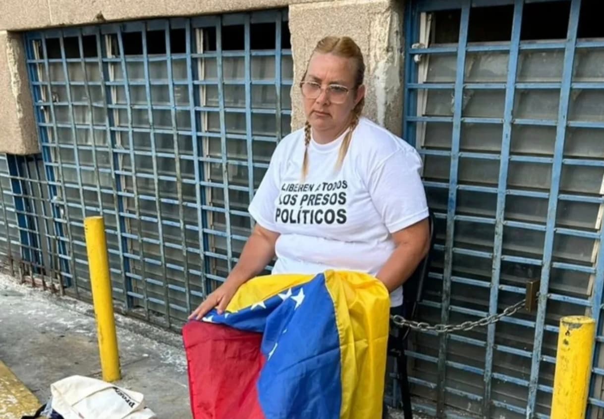 Madre se encadena en Zona 7 exigiendo justicia por los presos políticos