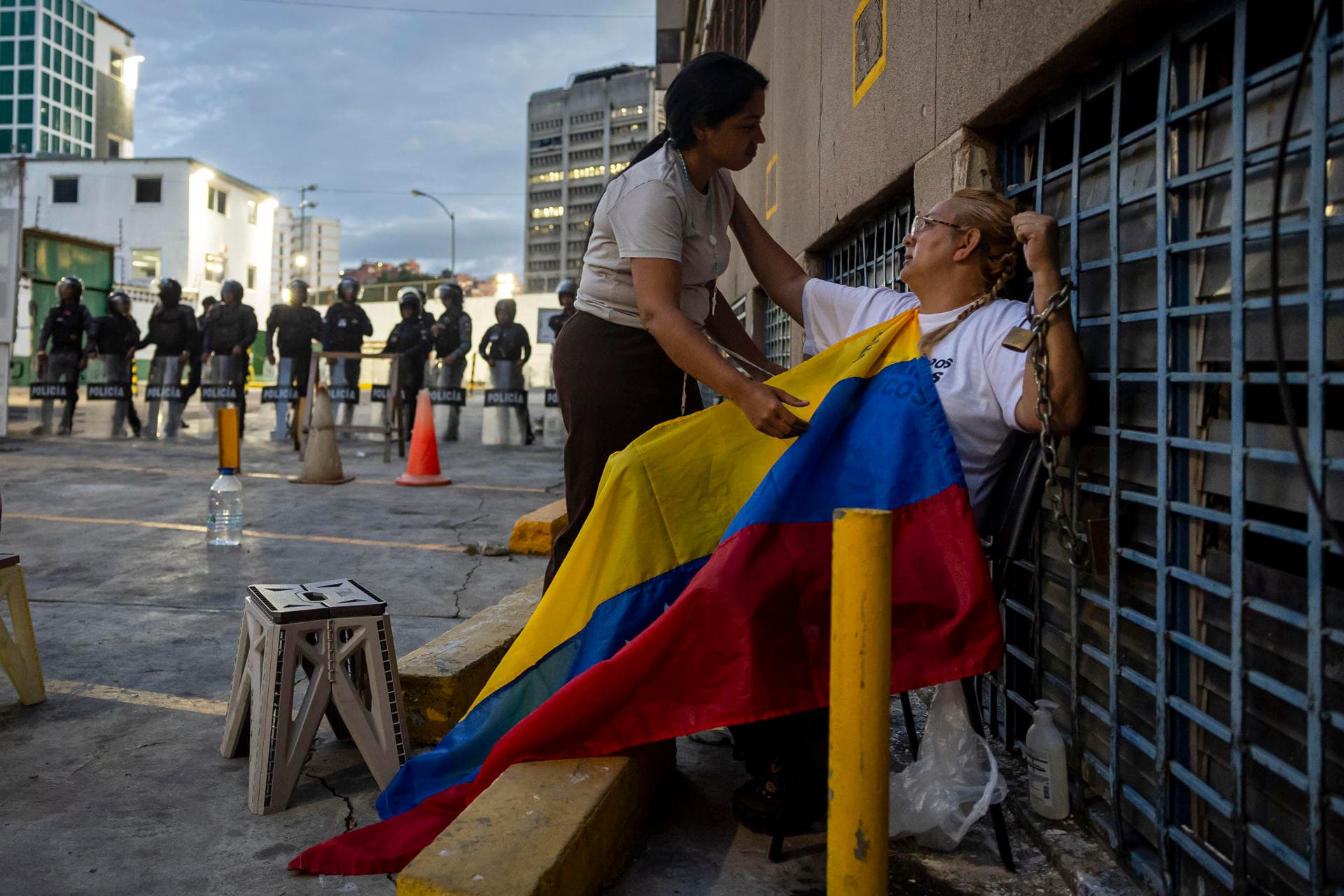 Madres de Presos Políticos Mantienen Campamento frente a la PNB en Caracas