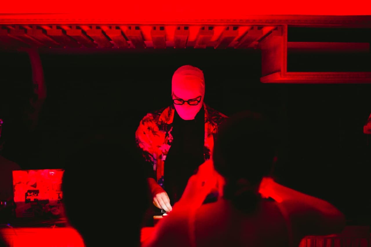 Licuadora Alternativa: Arte y Música Convergen en el Caracas Music Hall