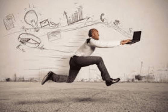 La Humanización del Trabajo en Tiempos de Inmediatez: Un Llamado Urgente