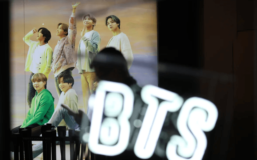 BTS se presenta en un espectáculo gratuito que mezcla tradición y K-pop
