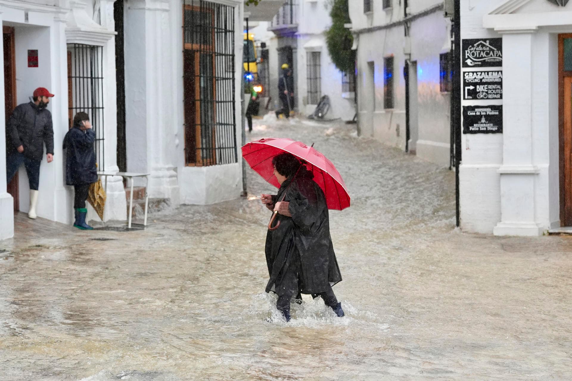 Alerta roja en Andalucía: Desalojos masivos por lluvias extremas