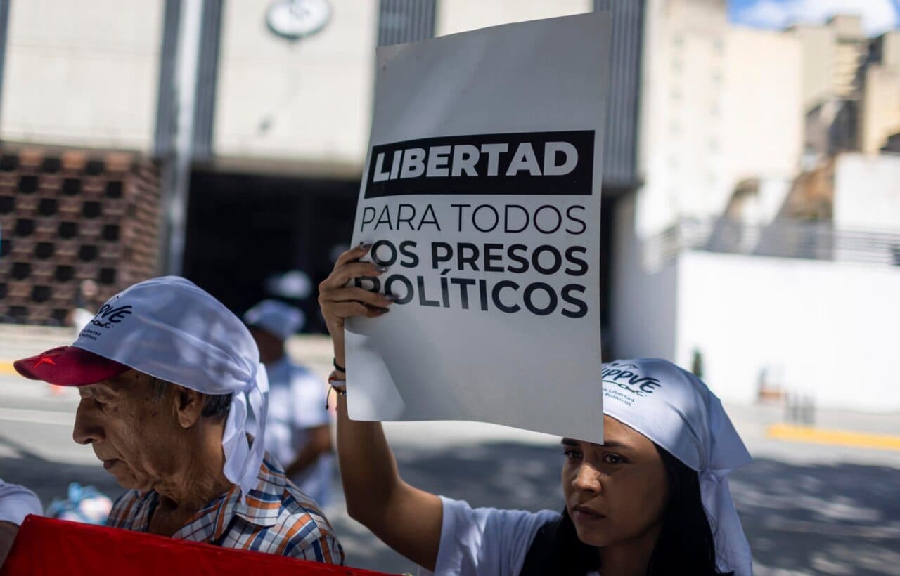 Foro Penal: Más de 350 presuntos presos políticos excarcelados en Venezuela