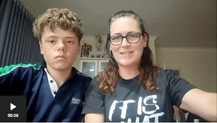 El valiente niño que nadó 4 horas para salvar a su familia