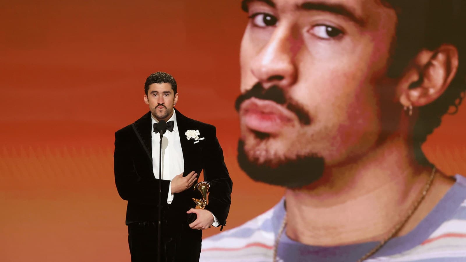 Bad Bunny y la Hipocresía en la Industria Musical: Un Análisis Crítico