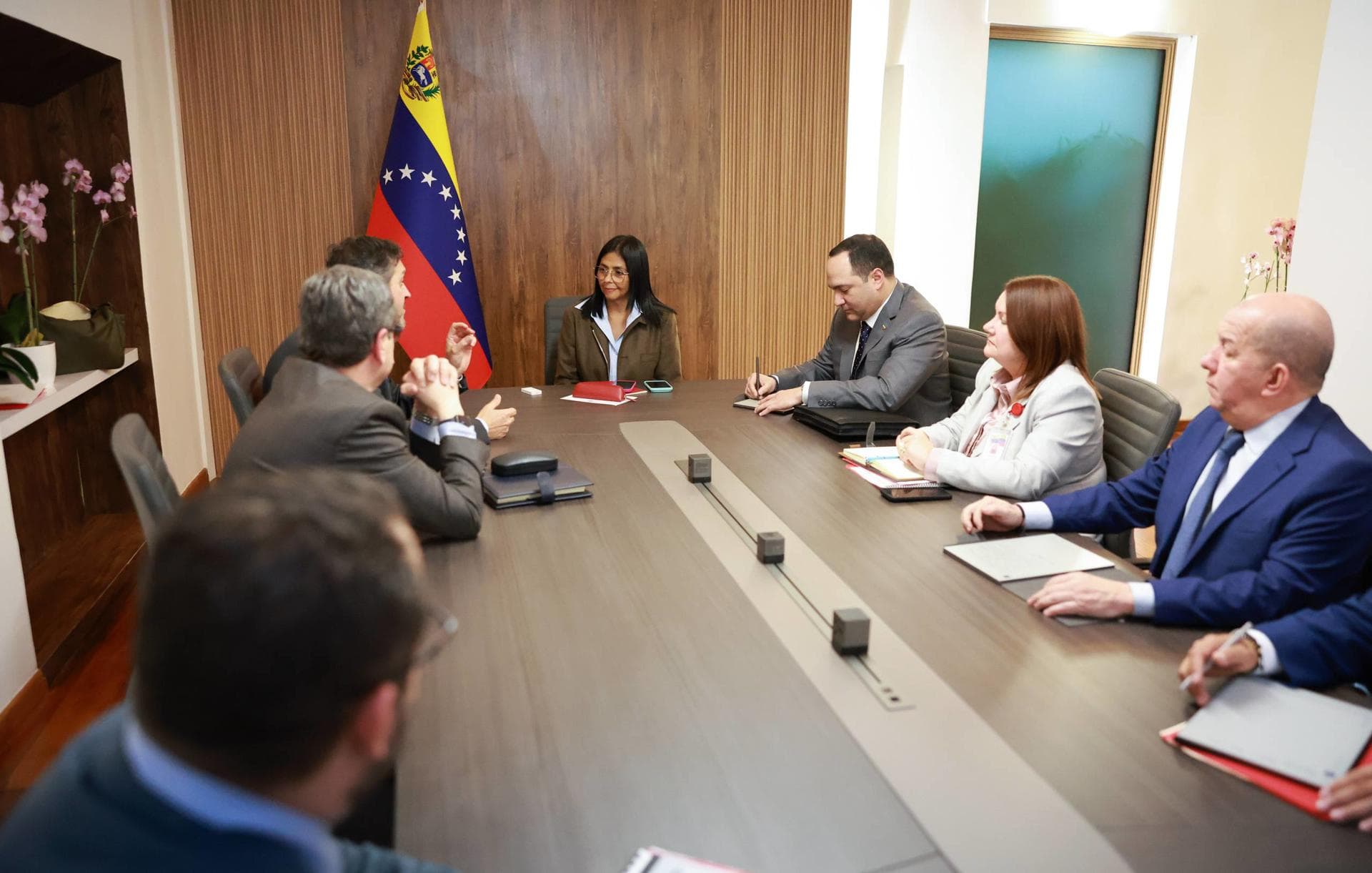 Delcy Rodríguez se reúne con grandes petroleras tras reforma energética