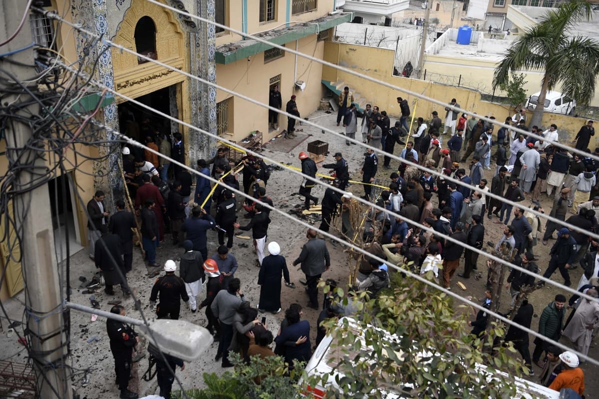 Atentado suicida en mezquita chiita de Pakistán deja 31 muertos