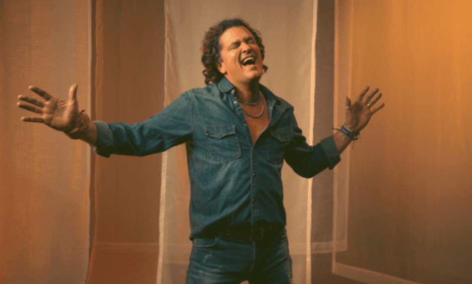 Carlos Vives Revive el Romance con 'Te Dedico': Un Himno a la Conexión Humana