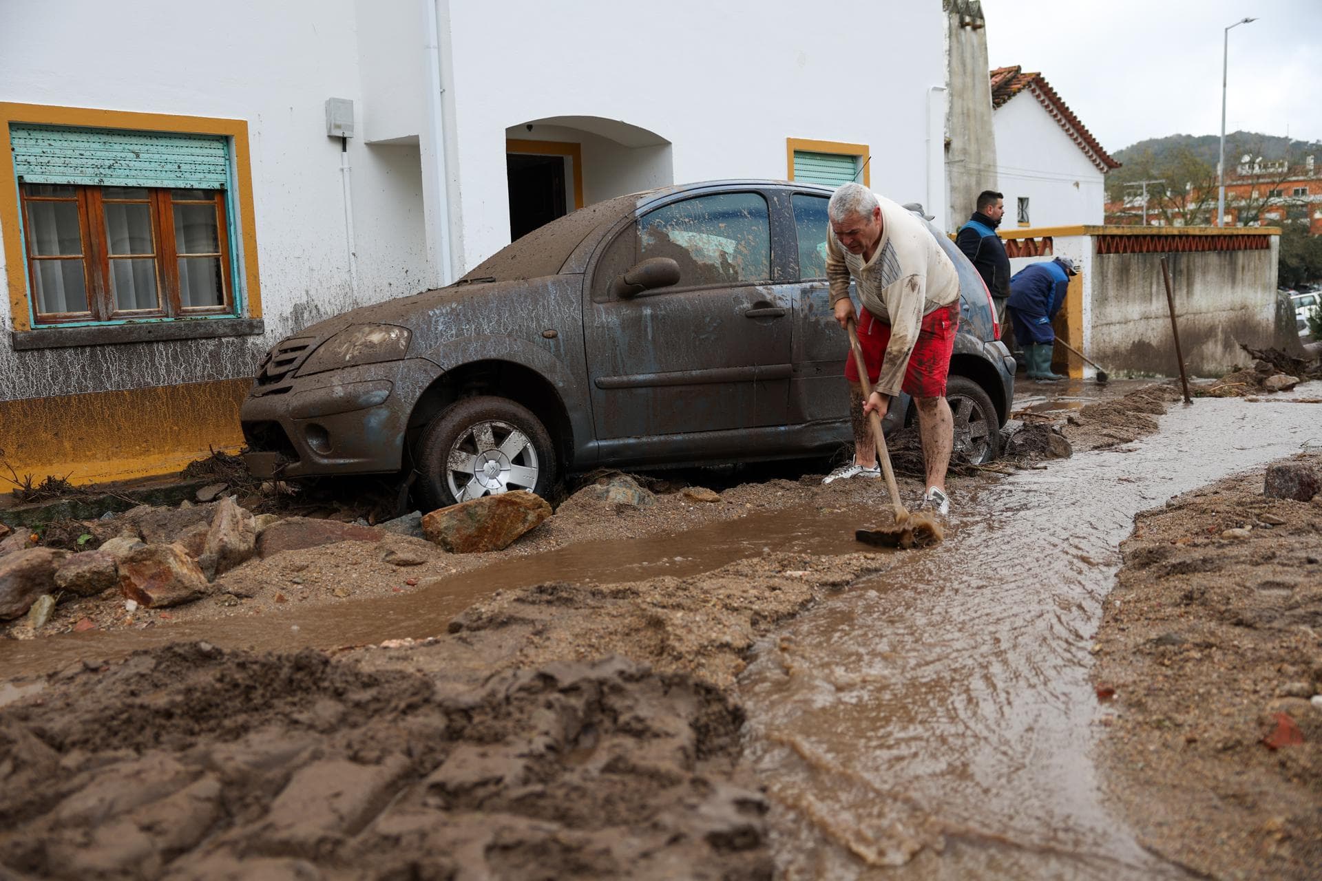 Inundaciones en Portugal Aislan Aldeas y Bloquean Carreteras