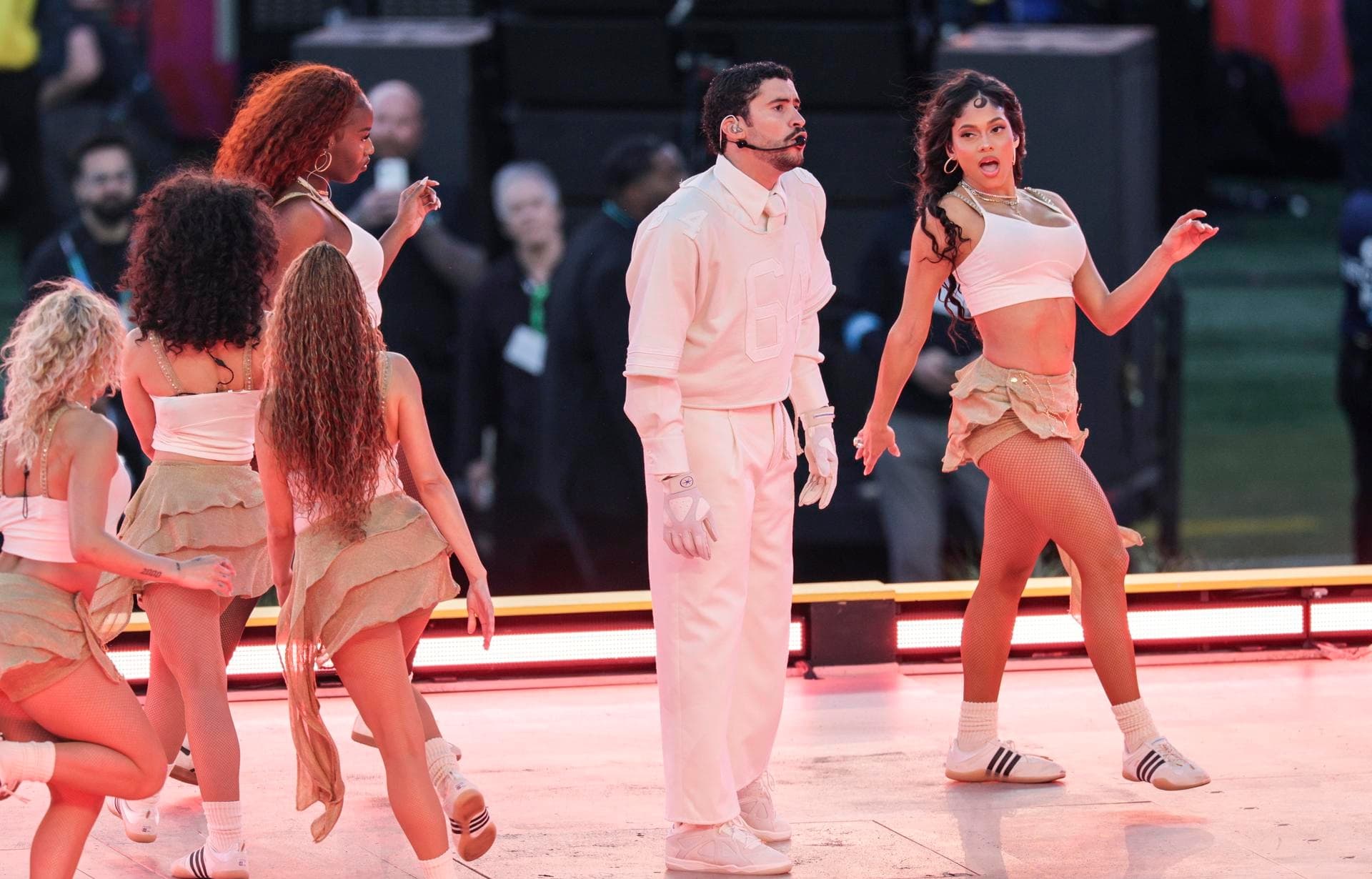 Estrellas latinas brillan en la casita de Bad Bunny durante el Super Bowl