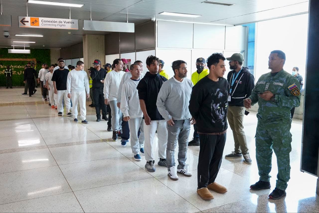 Venezuela recibe a 120 migrantes repatriados desde Miami en vuelo especial