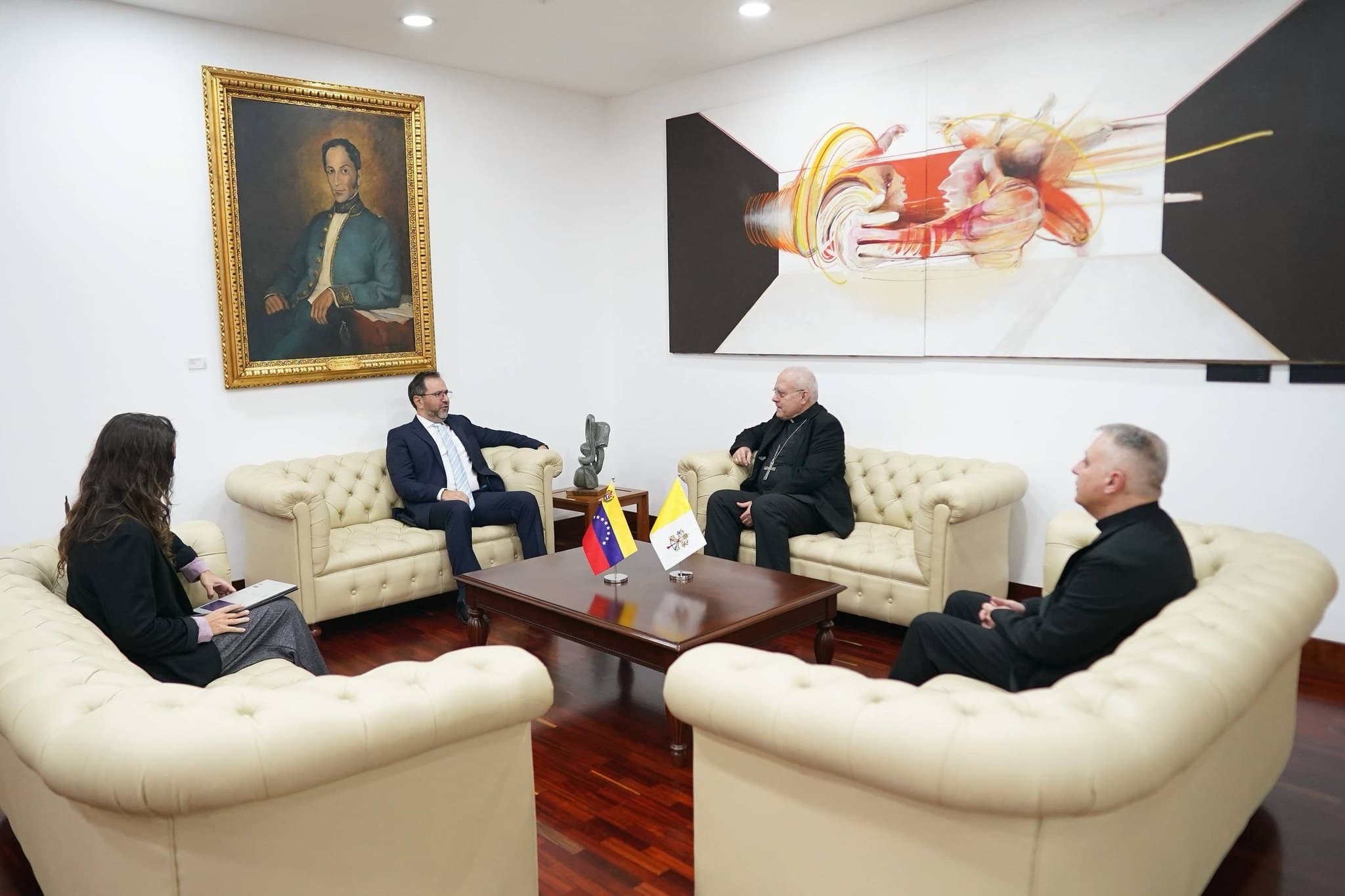 Reunión entre Yván Gil y Nuncio Apostólico: Hacia la Reconciliación Política en Venezuela