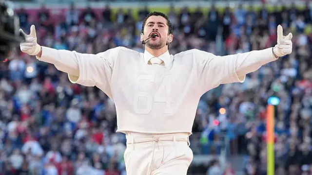 Bad Bunny y su Impacto en la Cultura Latinoamericana y el Español