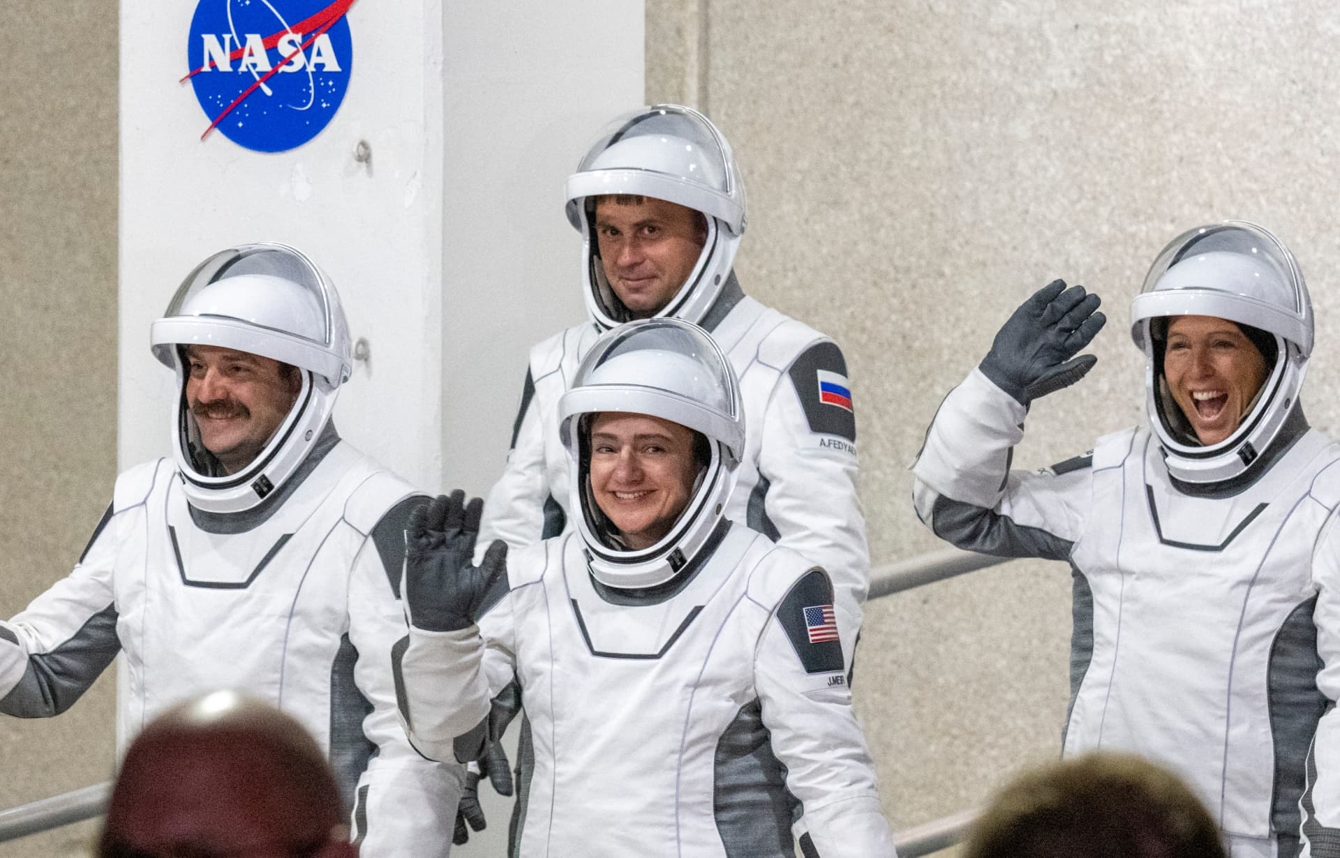 Cuatro astronautas de Crew-12 llegan a la EEI tras evacuación médica