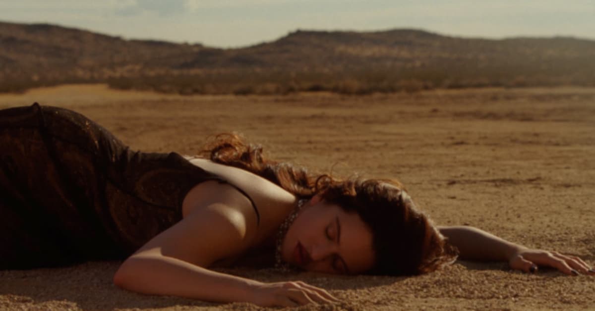 Rosalía deslumbra en el videoclip de 'Sauvignon Blanc' junto a su 'pareja invisible'