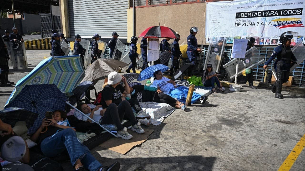 Presos políticos en huelga de hambre son forzados a comer en Zona 7