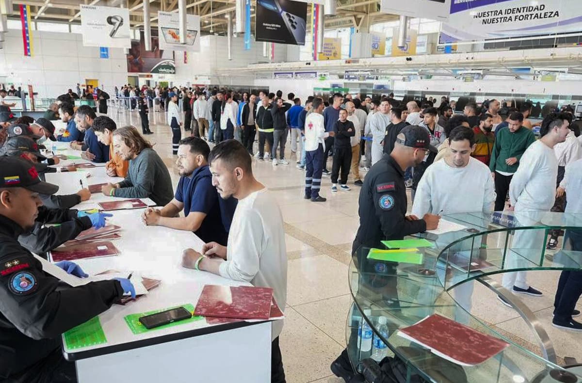 Venezuela da la bienvenida a 110 migrantes repatriados desde Miami