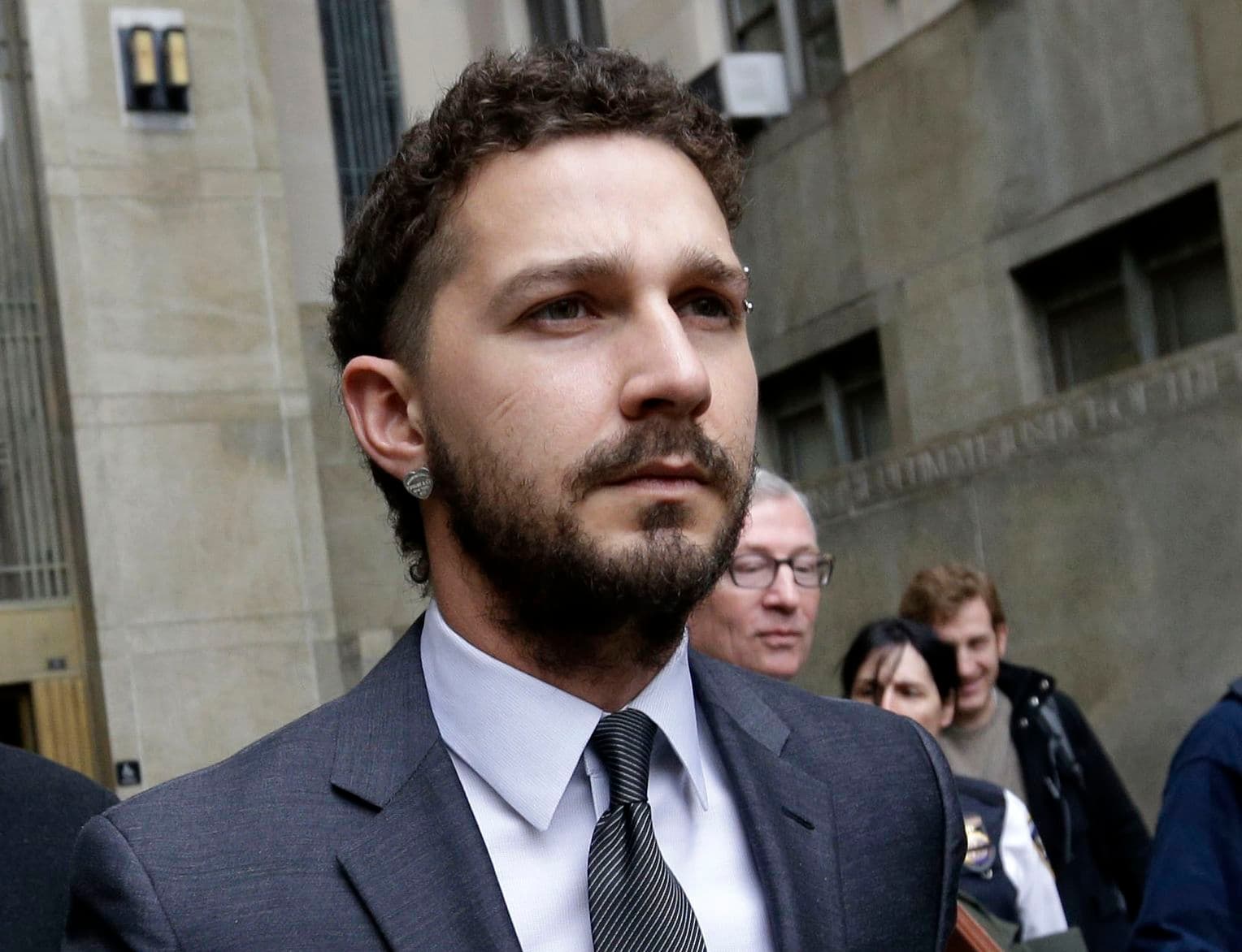 Shia LaBeouf enfrenta cargos por agresión: un escándalo en Nueva Orleans