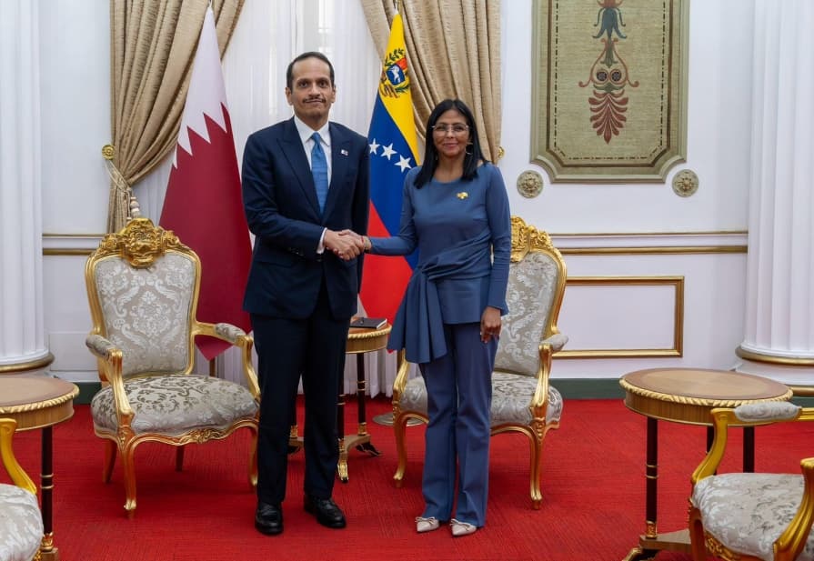 Qatar y Venezuela: Delcy Rodríguez se reúne con primer ministro qatarí