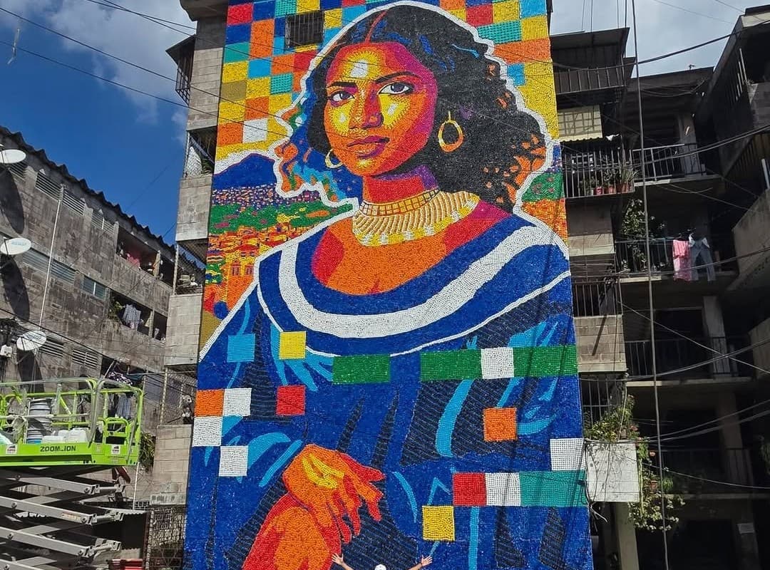 Óscar Olivares presenta el mural de tapas plásticas más alto del mundo