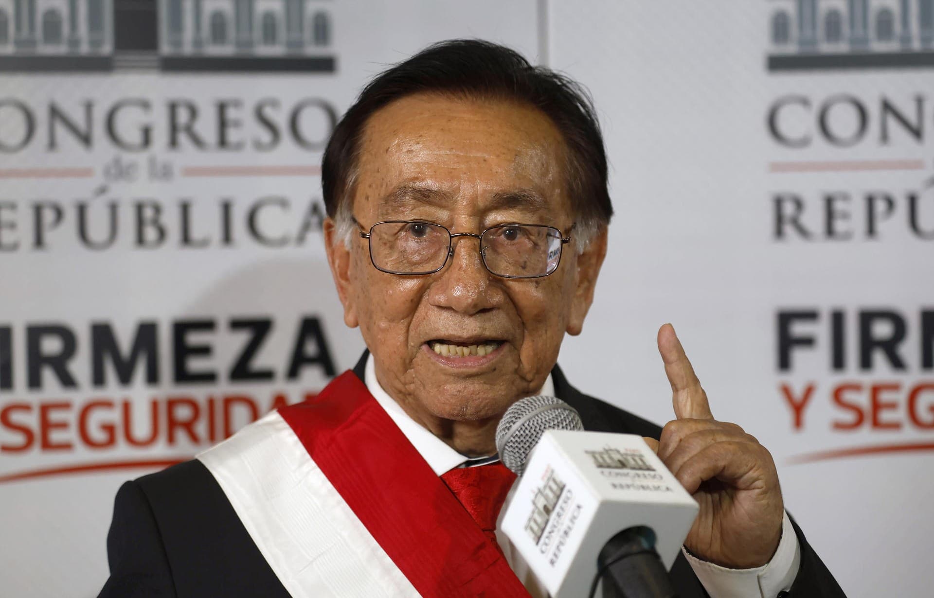 El nuevo presidente de Perú enfrenta juicio por corrupción y duda sobre asistencia