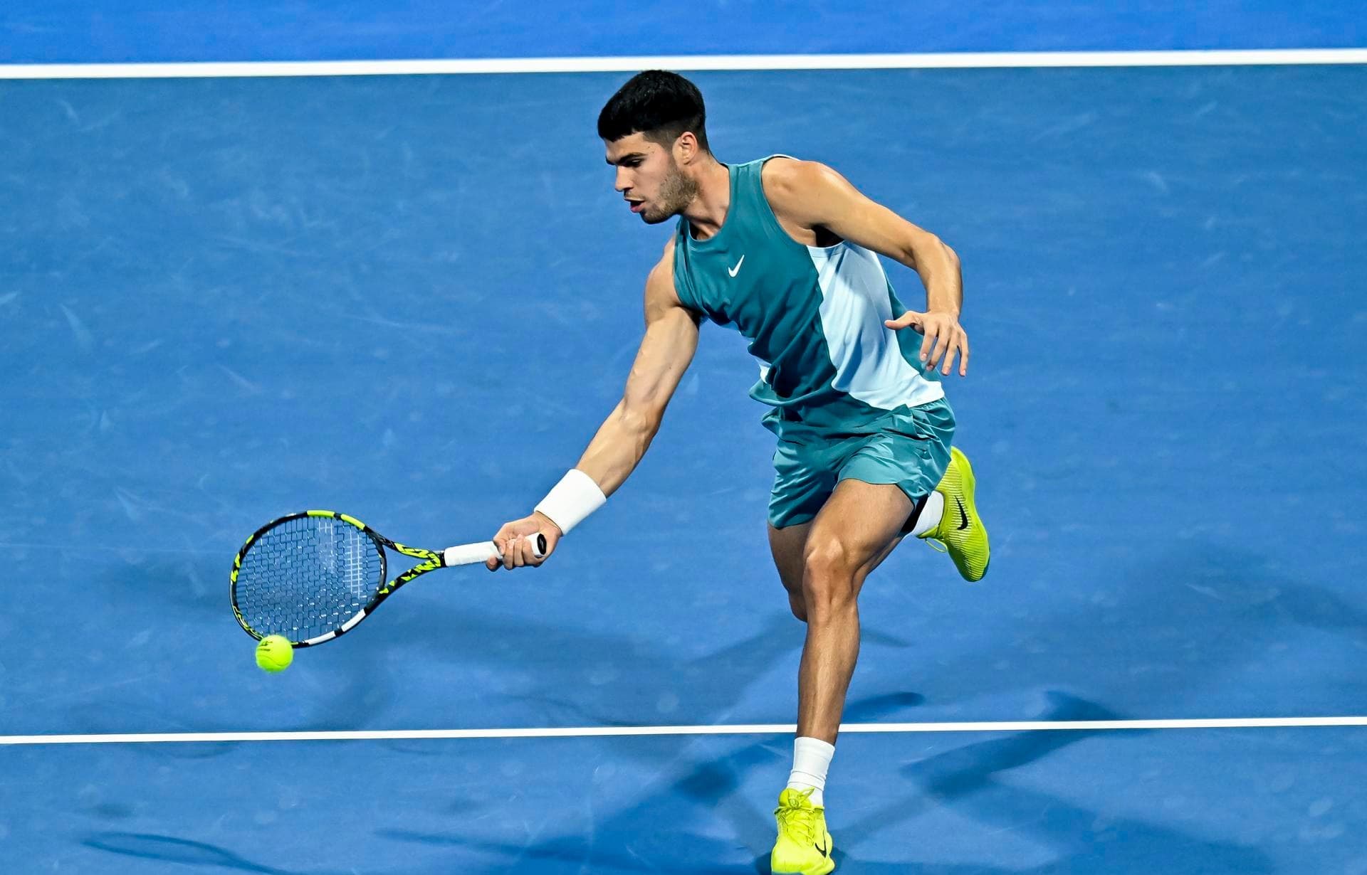 Carlos Alcaraz conquista Doha en una final relámpago